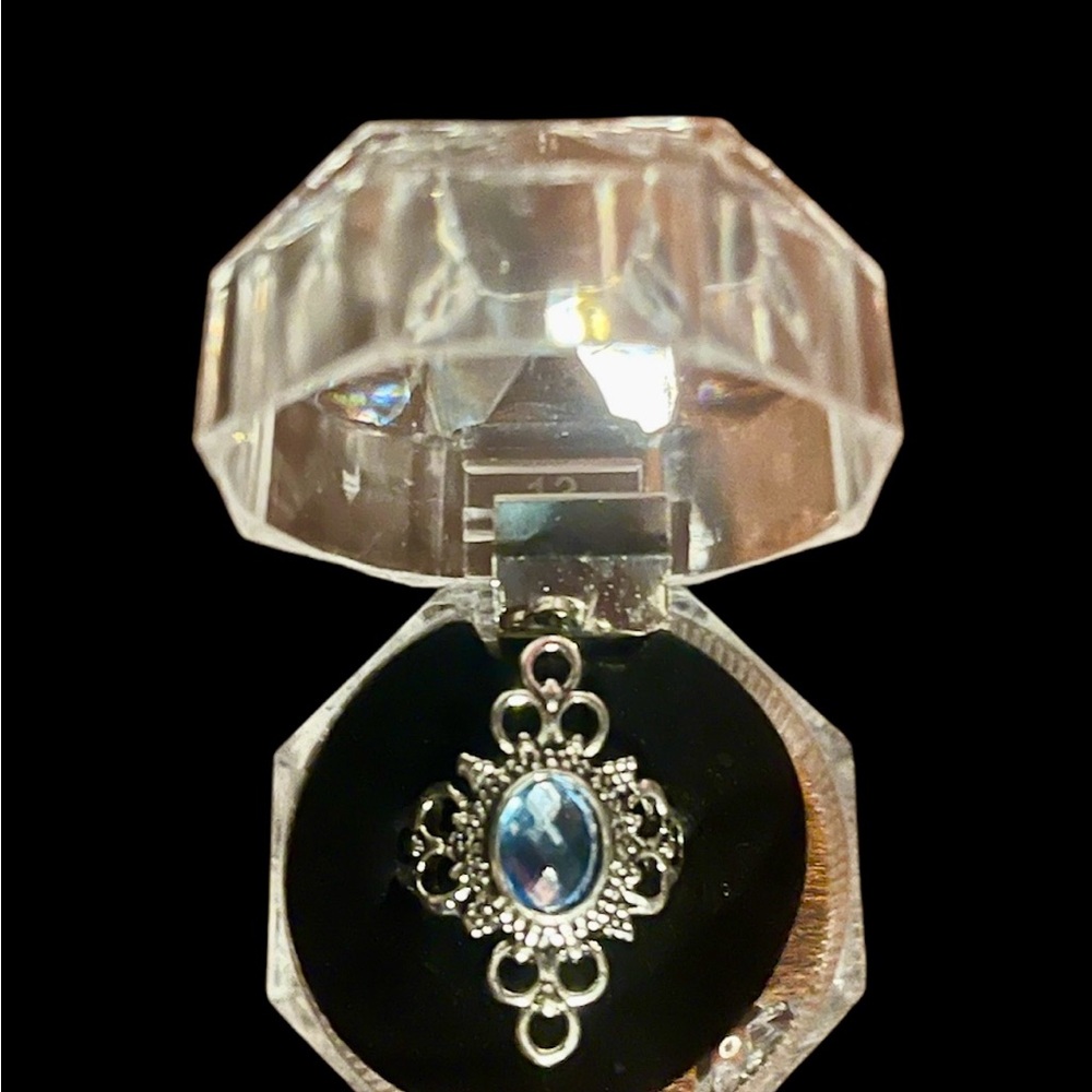 🔥2/$24 or3/$30🔥 Elegant Silver and Blue Gemstone Ring🔥 - Picture 2 of 3